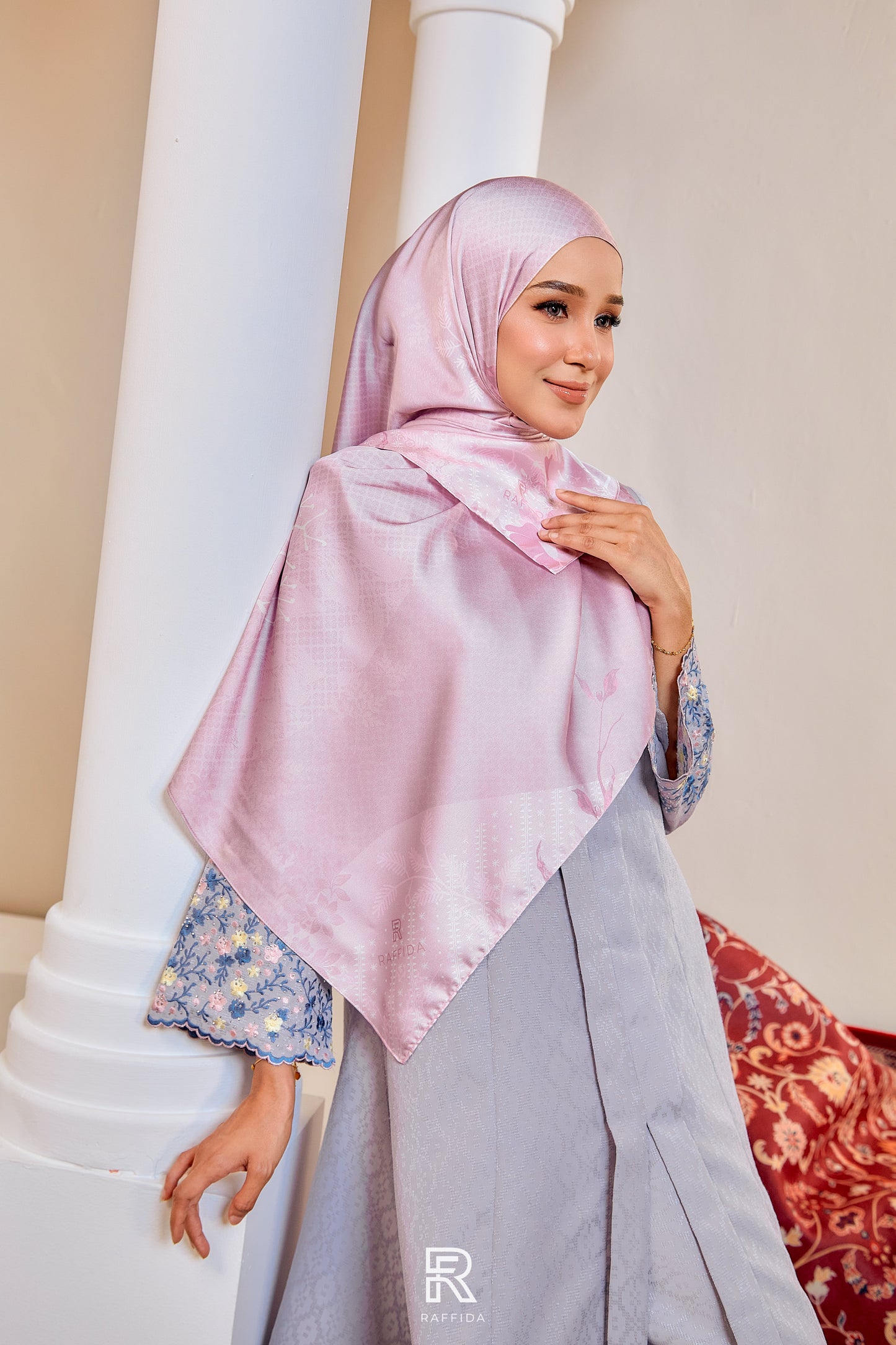 Raffida Cenderawasih Shawl In Light Pink