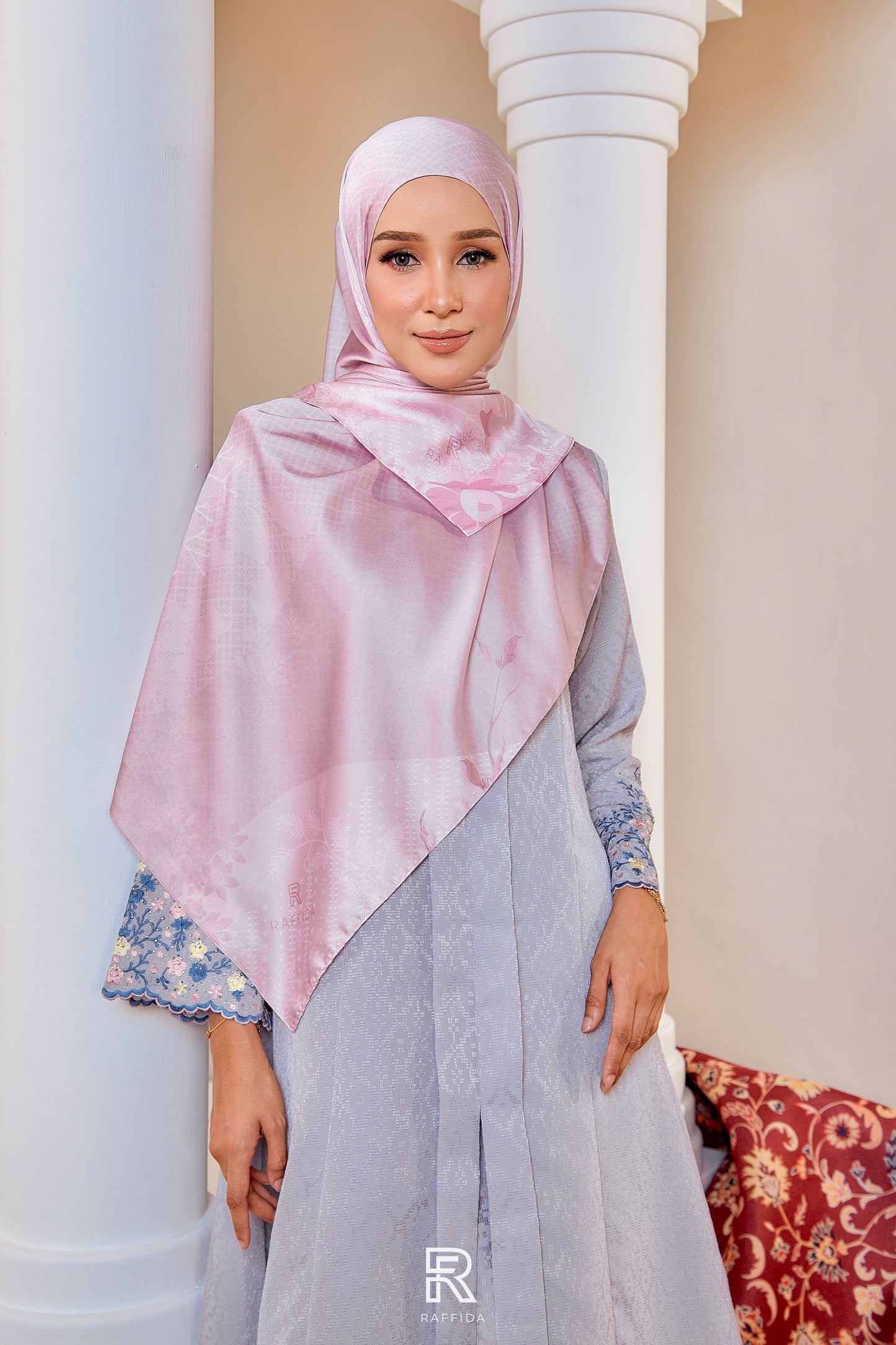 Raffida Cenderawasih Shawl In Light Pink