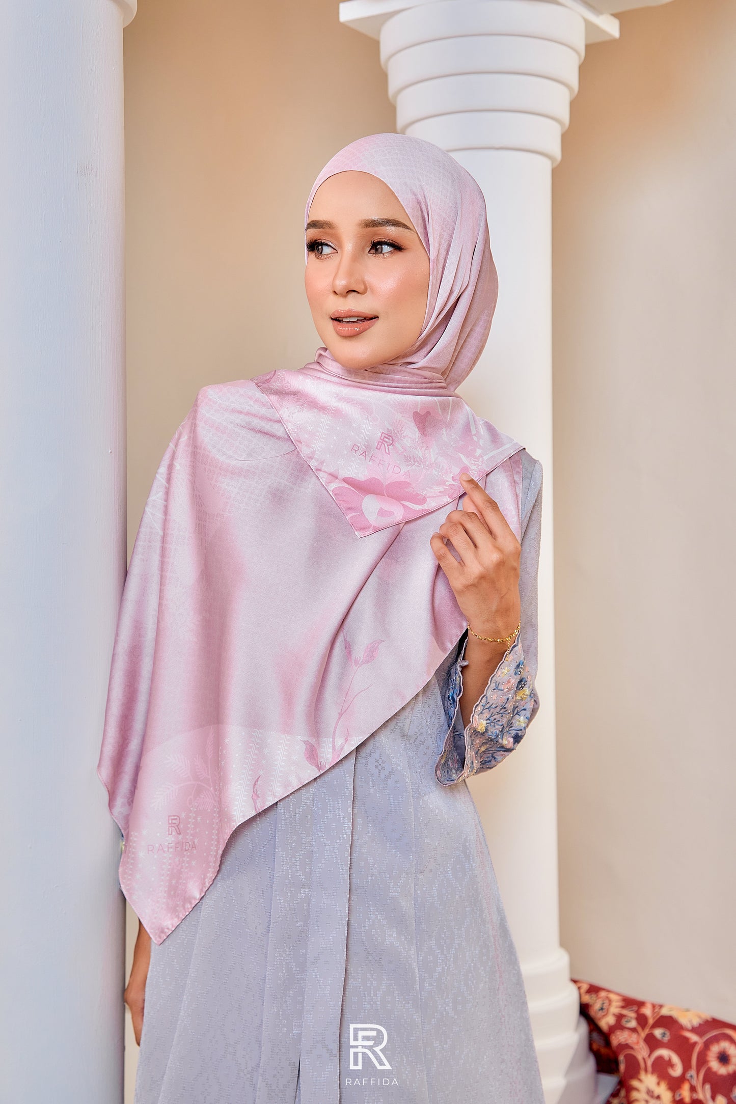 Raffida Cenderawasih Shawl In Light Pink