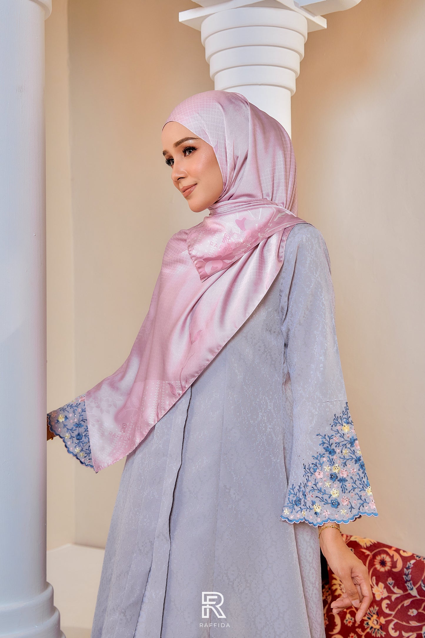 Raffida Cenderawasih Shawl In Light Pink