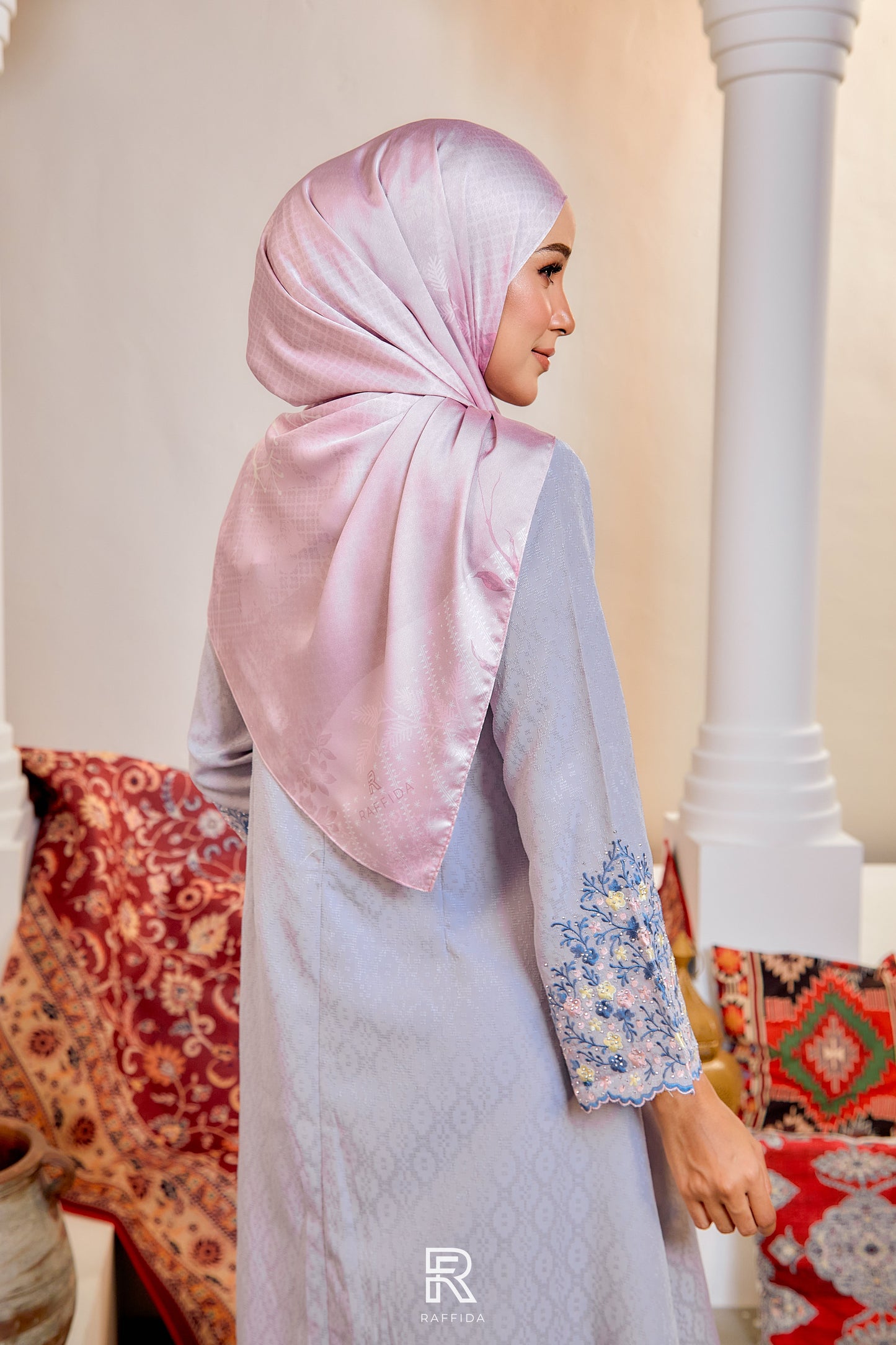 Raffida Cenderawasih Shawl In Light Pink