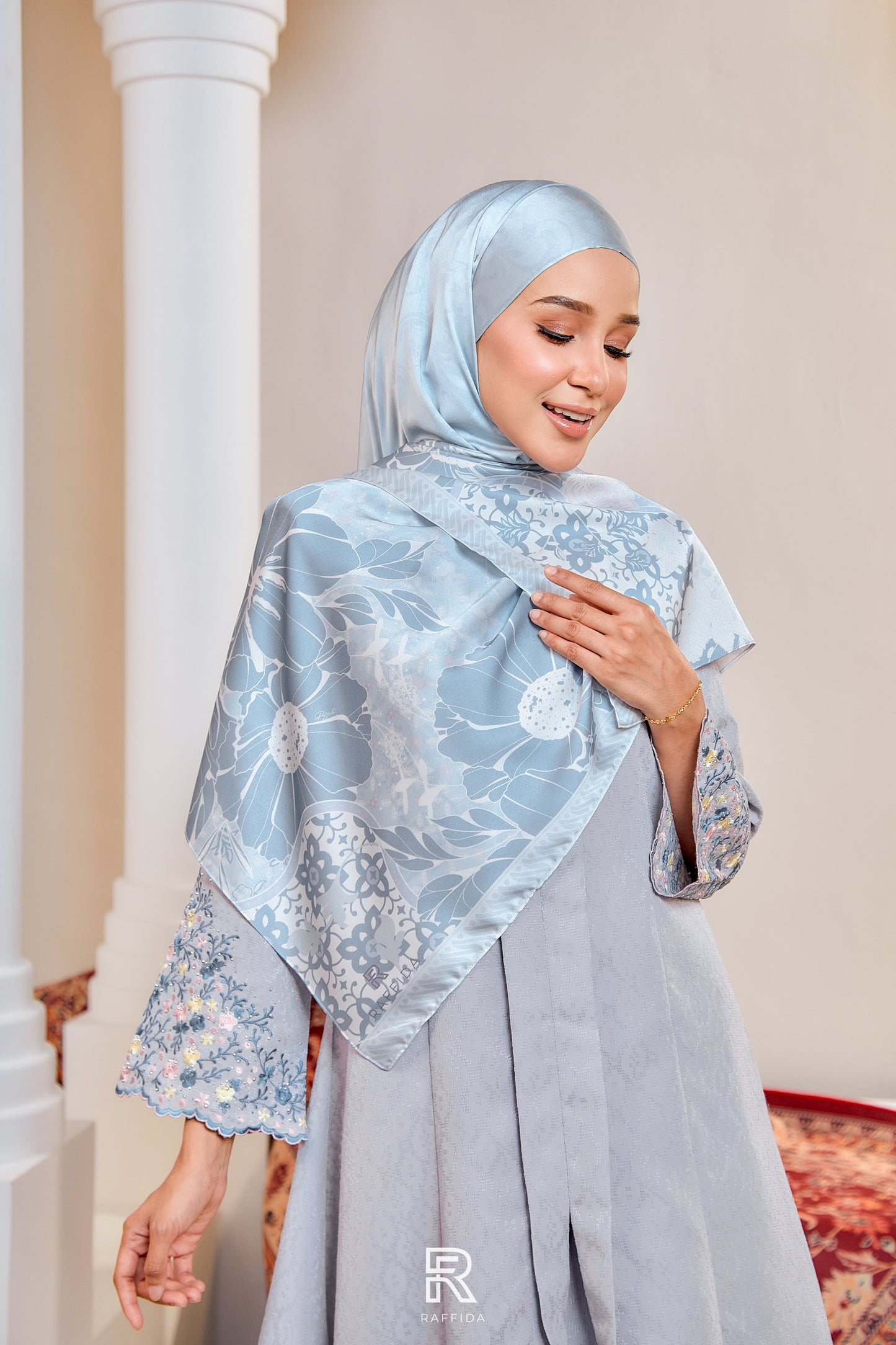 Raffida Dahlia Shawl In Blue