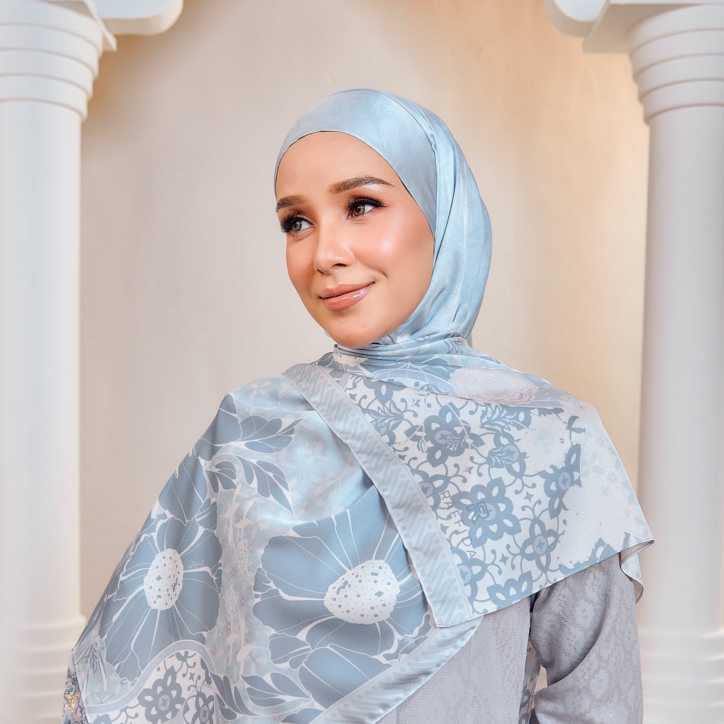 Raffida Dahlia Shawl In Blue