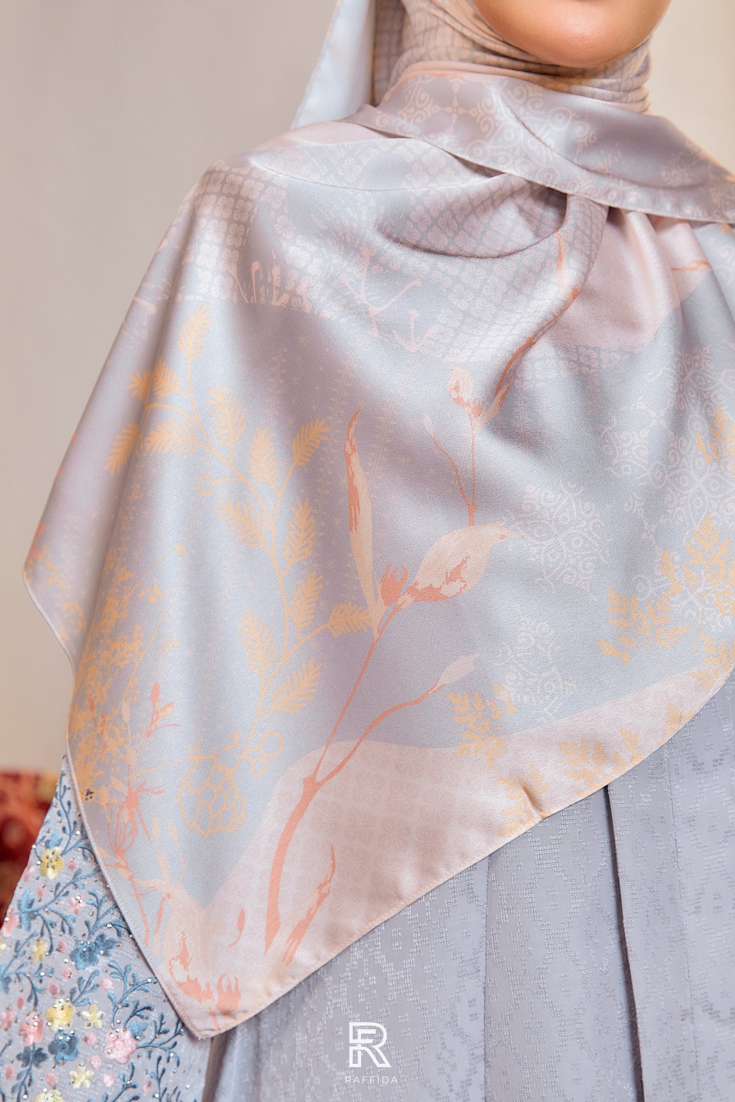 Raffida Cenderawasih Shawl In Peach Grey