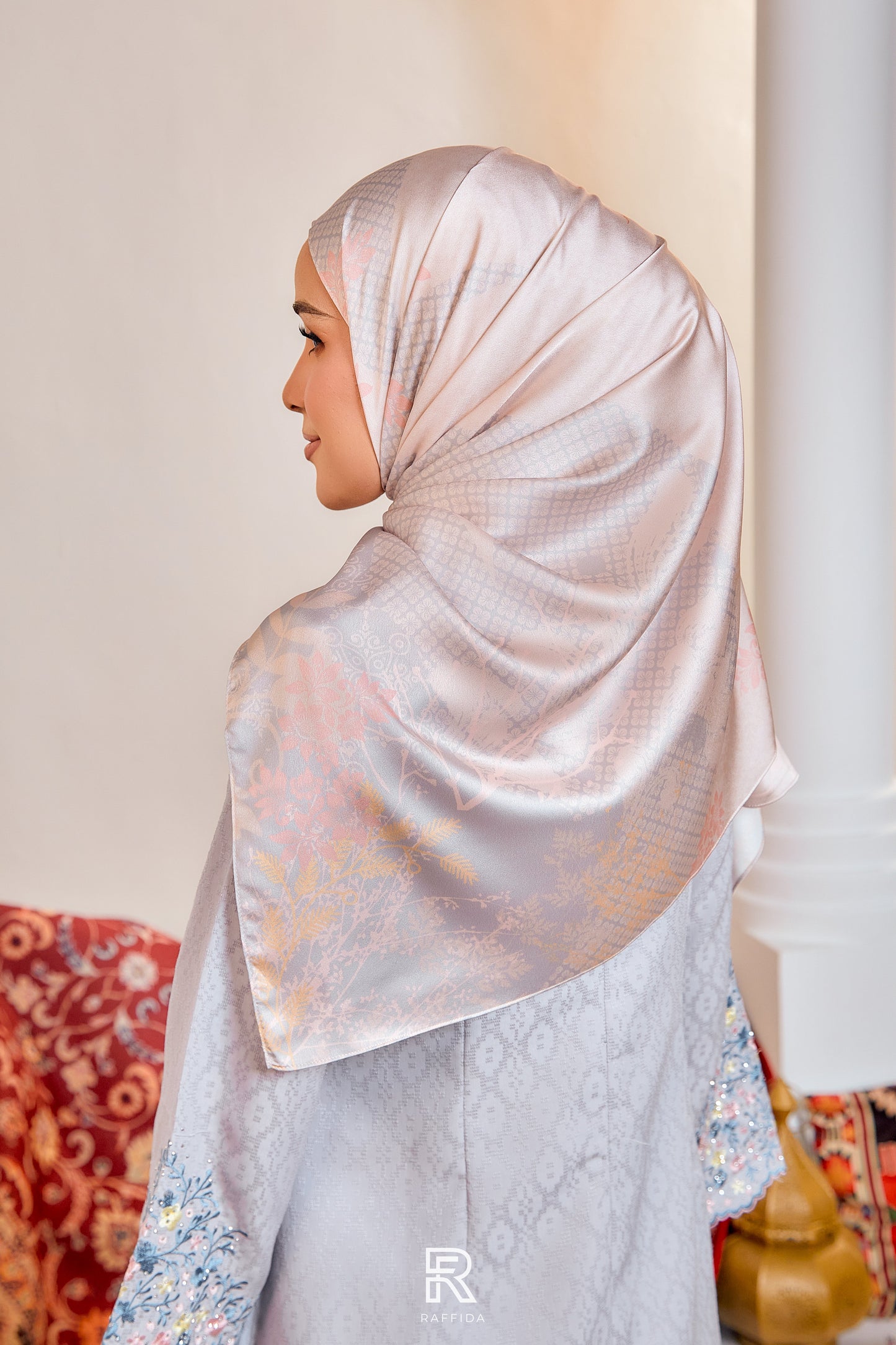 Raffida Cenderawasih Shawl In Peach Grey