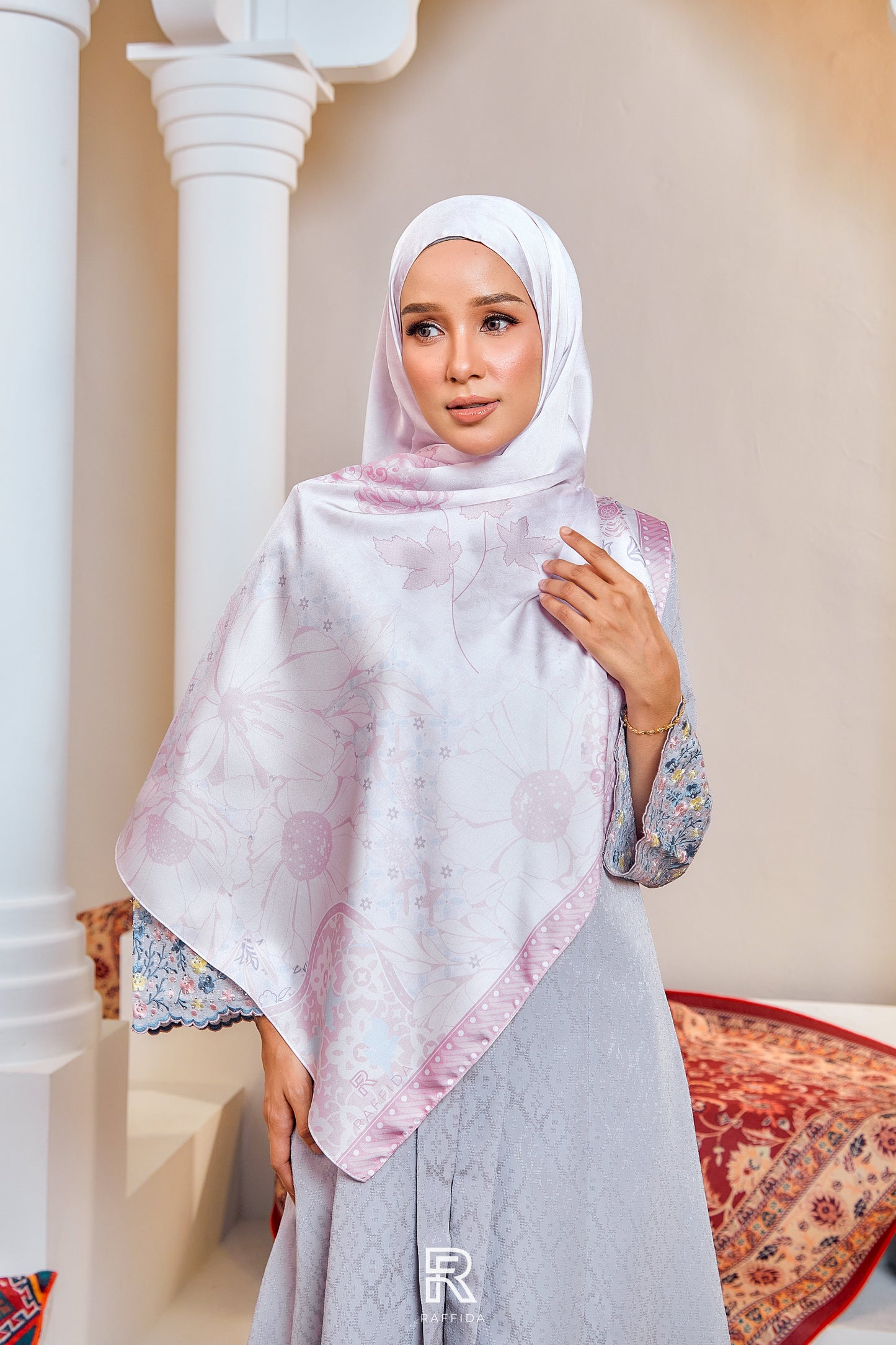 Raffida Dahlia Shawl In Dusty Pink