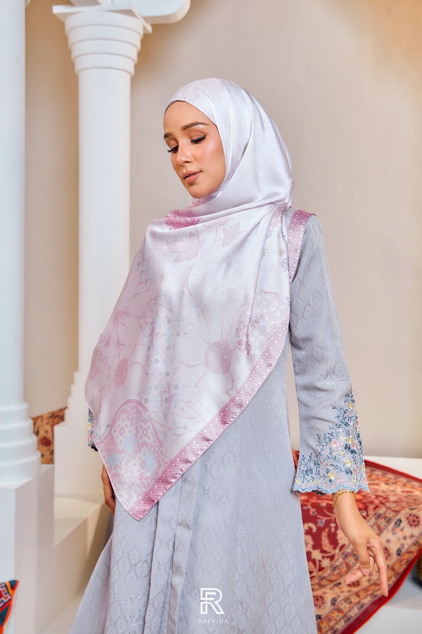 Raffida Dahlia Shawl In Dusty Pink